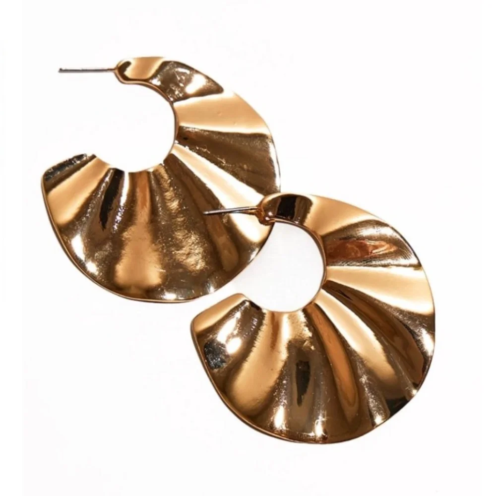 1210 NWT PrettyLittleThing Crinkle Flat Hoop Earrings – One Size – Gold